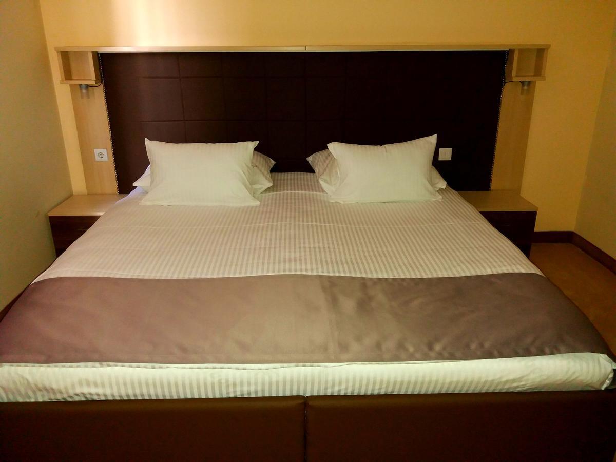 Hotel & Restaurant Great Wall - Airport Sarajevo Esterno foto