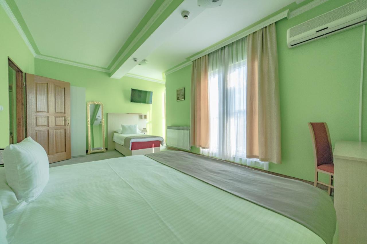 Hotel & Restaurant Great Wall - Airport Sarajevo Esterno foto